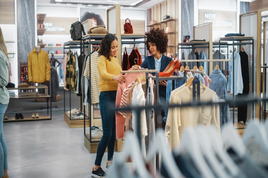 Customers,Shopping,In,Modern,Clothing,Store,,Retail,Sales,Associate,Assists